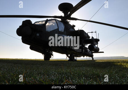 Die Britische Armee-Apachen-Kanone sitzt früh am Morgen mit Tau auf Gras. Westland AH-64 Longbow Apache Stockfoto