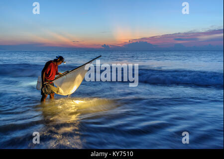 Traditionelle Methode Fische mit Dreieck Fischen zu fangen Stockfoto