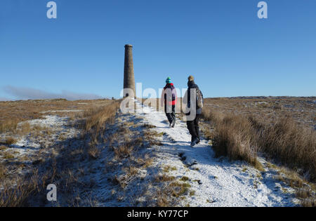 Zwei Frauen zu Fuß zu den Rochen Mühle Schornstein an Grassington alten stillgelegten Minen auf Grassington Moor, Wharfedale, Yorkshire Dales National Park, Stockfoto