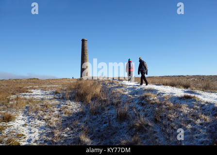 Zwei Frauen zu Fuß zu den Rochen Mühle Schornstein an Grassington alten stillgelegten Minen auf Grassington Moor, Wharfedale, Yorkshire Dales National Park, Stockfoto