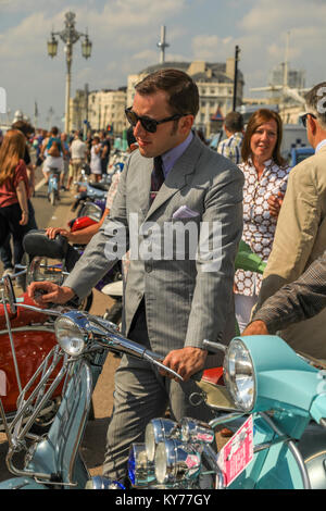 Mods nehmen an der jährlichen Versammlung an der 'mods Weekender' an der Küste von Brighton im August Bank Holiday. Brighton, UK. August Bank Holiday Wochenende. Stockfoto