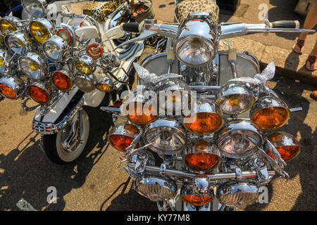 Mods nehmen an der jährlichen Versammlung an der 'mods Weekender' an der Küste von Brighton im August Bank Holiday. Brighton, UK. August Bank Holiday Wochenende. Stockfoto