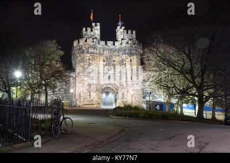 Lancaster, England, Großbritannien - 11 November, 2017: Die wichtigsten Torhaus der mittelalterlichen Schloss von Lancaster ist abends beleuchtet. Stockfoto