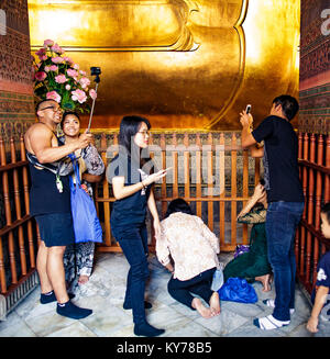 Bangkok, Thailand - 9. Juli 2017: Touristen fotografieren vor der großen liegenden Buddha Statue im Wat Pho buddhistischen Tempel Komplex, der beliebte Urlaubsort in der Nähe des Grand Palace. Stockfoto