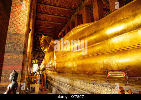 Bangkok, Thailand - 9. Juli 2017: Die großen liegenden Buddha Statue im Wat Pho buddhistischen Tempel Komplex, der beliebte Urlaubsort in der Nähe des Grand Palace. Die Statue hat eine Gesamtlänge von 46 m und ist 15 m hoch und zählt zu den größten Buddha Figur im Land. Stockfoto