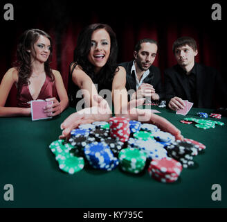 Junge schöne Frau spielen im Casino. Stockfoto