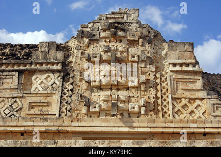 Tempel mit Idol Chak an der Wand in Uxmal, Mexiko Stockfoto