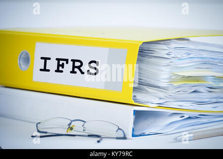 Ifrs-standards Ordner mit Dokumenten Stockfoto