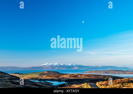 Die Arran Hügel frühen mornoing im Winter schneebedeckten und ein kleiner Mond oben am Himmel Stockfoto