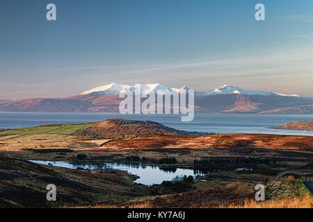 Die Arran Hügel frühen mornoing im Winter schneebedeckten und ein kleiner Mond oben am Himmel Stockfoto