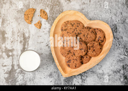 Traditionelle Chocolate Chip Cookies auf Herz Form Platte. Stockfoto