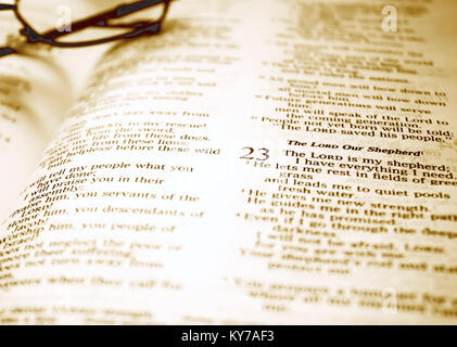 Die Familie Bibel - Geöffnet an Psalm 23, Lesebrillen im Hintergrund Stockfoto