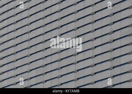 Hintergrundbild einer Fassade aus einem Bürogebäude mit kleinen Fenstern. Stockfoto