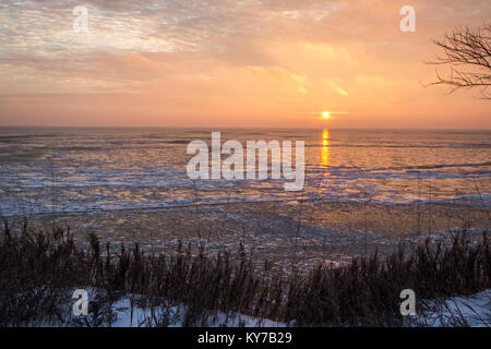 Gefrorene Winter Sonnenaufgang Landschaft. Malerische sonnenaufgang Reflexion über das eisige Great Lakes Horizont an der Küste von Lake Huron aus blicken Sie in Port Sanila Stockfoto