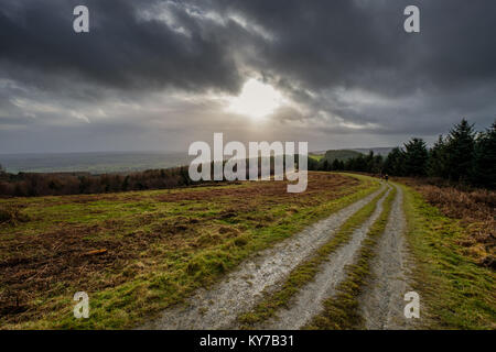 Der Blick südwärts über Herefordshire, von hohen Vinnals in Mortimer Wald, in der Nähe von Ludlow, Shropshire, Großbritannien Stockfoto