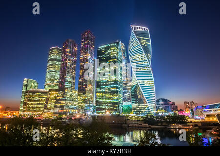 Futuristische Wolkenkratzer von der Moscow International Business Center (MIBC), auch "Moskau City', an der Moskwa bei Sonnenuntergang benannt. Russland. Stockfoto