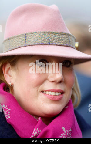 Trainer Kerry Lee vor der Betfred unterstützt Jack Berry Haus Novizen "Handicap Hurdle Race bei Betfred Classic Chase Tag laufen an der Warwick Racecourse, Warwick. Stockfoto