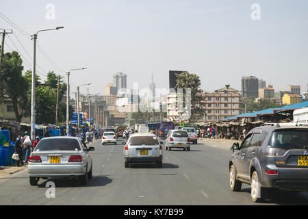 Fahrzeuge, die Ringstraße Ngara mit Ständen und Geschäften auf der Strasse und nur wenige Menschen, Nairobi, Kenia, Ostafrika Stockfoto