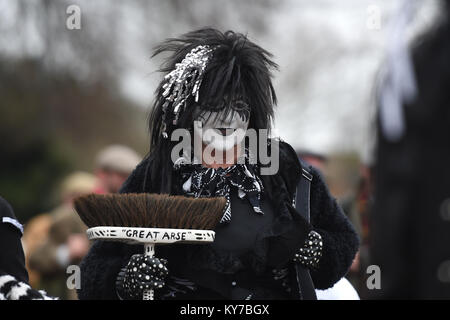 Schwein Deich Molly Tänzer während der 39Th Whittlesey Stroh tragen Festival in Cambridgeshire. Stockfoto