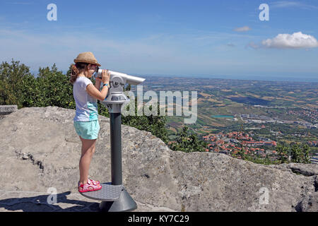 Kleines Mädchen schauen durch Sightseeing Fernglas auf San Marino Stockfoto