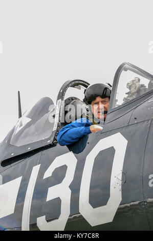 Stephen Grau Pilot und Unternehmer Eigentümer der Fighter Collection in seinem Goodyear Corsair FG-1D zweiten Weltkrieg Fighter Stockfoto