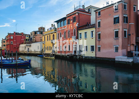 Die Altstadt und die Kanäle in der Dämmerung in Chioggia, Italien Stockfoto