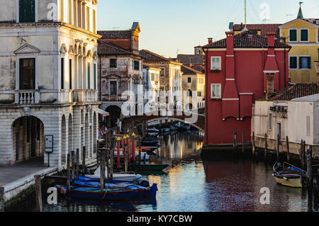 Die Altstadt und die Kanäle in der Dämmerung in Chioggia, Italien Stockfoto