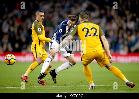 West Bromwich Albion Grzegorz Krychowiak (Mitte) beim Kampf um den Ball mit Brighton & Hove Albion Anthony Knockaert (links) und Brighton & Hove Albion Shane Duffy (rechts) während der Premier League Match in West Bromwich, West Bromwich. Stockfoto