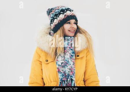 Junge Frau glücklich lächelnde Outdoor Winter Kleidung, Hut und Schal Mode Lifestyle weißer Hintergrund Stockfoto