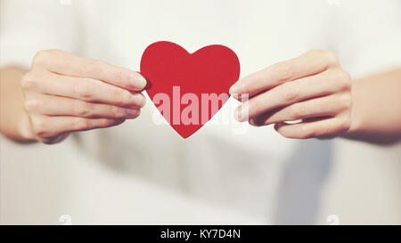Frau Hände halten Herzform Liebe Symbol urlaub Valentinstag romantische Grußkarten lifestyle Gefühle Konzept Stockfoto