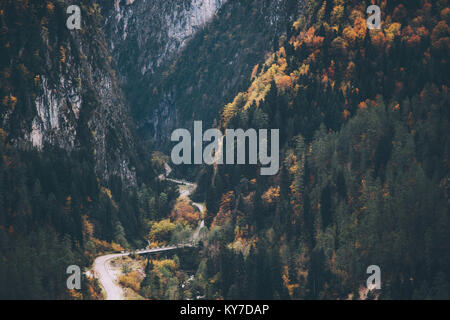 Autobahn Straße in die Berge Landschaft mit Wald und Felsen Antenne epic anzeigen Stockfoto