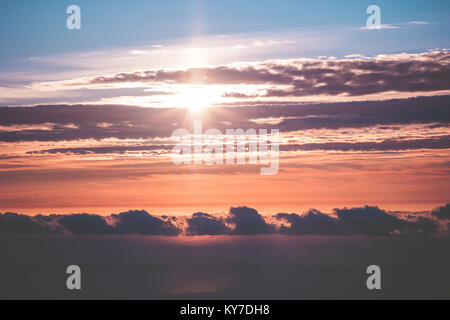 Sonnenuntergang Himmel über Wolken Landschaft Reisen ruhigen malerischen Blick fliegen schöne, natürliche Farben Stockfoto