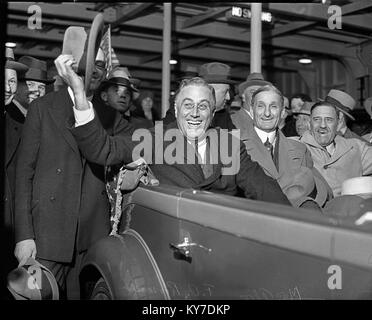 Franklin Roosevelt kommt in San Francisco, kurz vor der Wahl 1932 eine wirtschaftliche Rede vor dem Commonwealth Club zu liefern. Reiten im Auto mit FDR, William G. McAdoo und Justes Wardell. September 24, 1932. Stockfoto