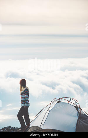 Frau Wandern auf Klippe alleine Nebel wolken landschaft auf dem Hintergrund Reisen Lifestyle Konzept Abenteuer Urlaub Outdoor Zelt Camping Stockfoto