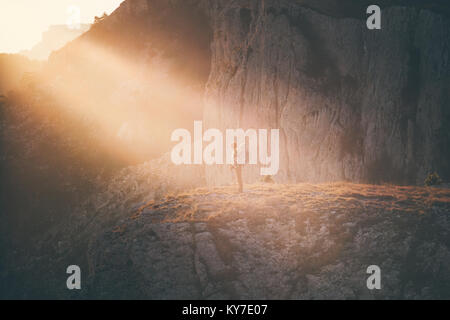 Frau Reisenden mit Rucksack wandern auf Klippe Reisen Lifestyle Konzept Abenteuer aktiv Urlaub Outdoor Rocky Mountains Sonnenuntergang Landschaft Stockfoto