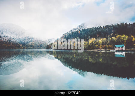 See und Wald landschaft Reisen foggy ruhigen malerischen Blick wilde Natur moody Wetter Stockfoto