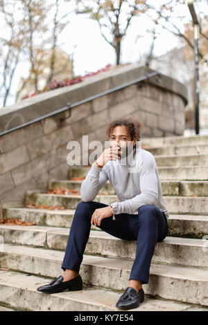 Nahaufnahme Gesicht männliche Person das Rauchen auf die Schritte. Stockfoto