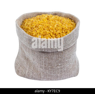 Trockene Bulgur weizen im Beutel isoliert auf weißem Stockfoto