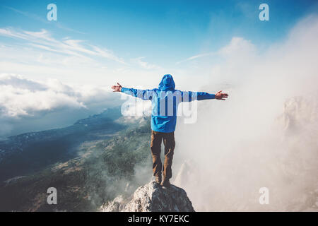 Glückliche Menschen auf Berggipfel geniessen Luftaufnahme hob die Hand über den Wolken Reisen Lifestyle erfolg konzept Abenteuer aktiv Urlaub Outdoor Freiheit Stockfoto