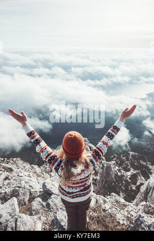 Glückliche Frau Reisenden auf Berggipfel und hob die Hand, Reisen Lifestyle erfolg konzept Abenteuer aktiv Urlaub im Freien über Wolken Harmonie mit n Stockfoto