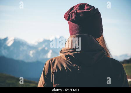 Frau Reisende genießen Berge Reisen Lifestyle adventure Concept Active wandern Ferien in Harmonie mit der Natur Stockfoto