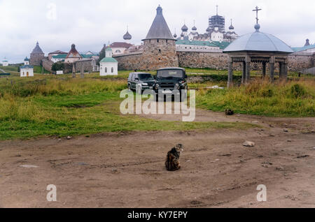 Solovetsky Kloster auf der Insel Bolschoi Solovetsky (solowki Inseln, Russland) von einer Landstraße in der Nähe von solovetsky Dorf gesehen. August 2015. Stockfoto