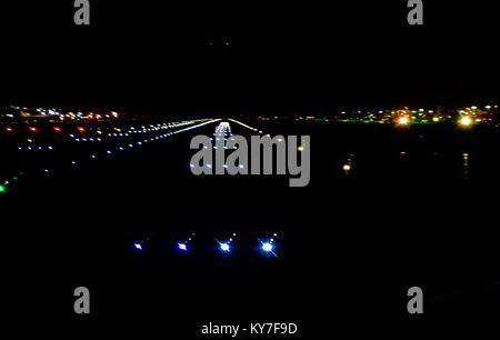 Für eine Landung - Abstrakte Flughafen runnway im Dunkeln auf einem nassen Nacht Hintergrund Stockfoto