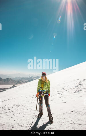 Frau Alpinisten Klettern in den hohen Bergen Gletscher Reisen Lifestyle erfolg konzept Abenteuer aktiv Urlaub Outdoor Bergsteigen sport Bergsteigen eq Stockfoto