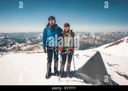 Paar Kletterer Mann und Frau erreicht Elbrus Gipfel Reisen Lifestyle erfolg konzept Abenteuer aktiv Urlaub zusammen Outdoor mountaineeri Stockfoto