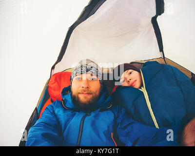 Paar reisende Familie Mann und Frau unter selfie innen Zelt Camping Mädchen im Schlafsack Tourismus wandern Ausrüstung Reisen Lifestyle Liebe relationsh Stockfoto