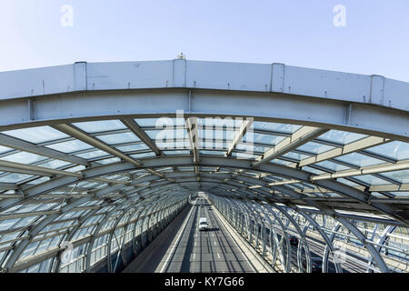 Autos auf der Straße in der Schallschutzhaube Tunnel. Struktur aus Metall und Glas. Moderne Technik in der Stadt Warschau, Polen. Stockfoto