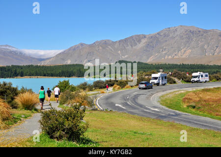 MacKenzie Country Memorial Schäferhund Bronze Statue auf Lake Tekapo in den Mackenzie Basin, Südinsel Neuseeland. Touristen in Reisemobile Wohnmobile Stockfoto