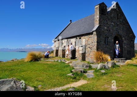 Kirche des Guten Hirten am Lake Tekapo, Neuseeland, das war die erste Kirche in der Mackenzie Basin gebaut. Touristen, die ihren Bild Stockfoto