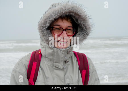 Porträt eines lächelnden Frau, die von einem Regentag, Normandie, Frankreich Stockfoto